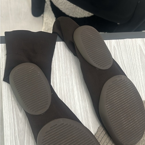 YEEZY PODS SIZE 3 - Picture 2 of 2